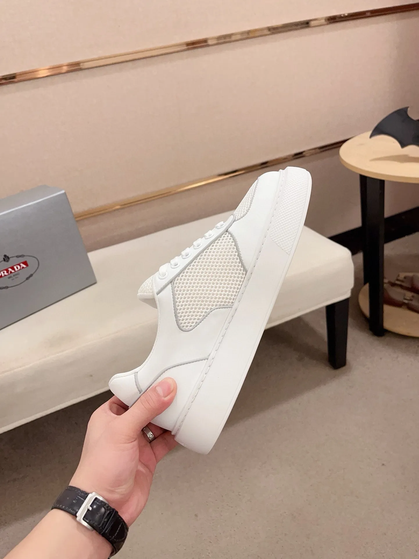 Men's shoes 💰 580💰 ✔️✔️✔️High-quality new PRADA counters are launched at the same time. The new men's shoes and 😘fabrics are selected from first-layer cowhide and are made by pure handicrafts. Lining: Full cowhide lining. 👍🏿 High-end ☄️ air-cushion molded anti-slip rubber outsole, exquisite lines, simple and elegant, comfortable and high-end for leisure travel. Code number: 38 to 44 (45 can be customized)